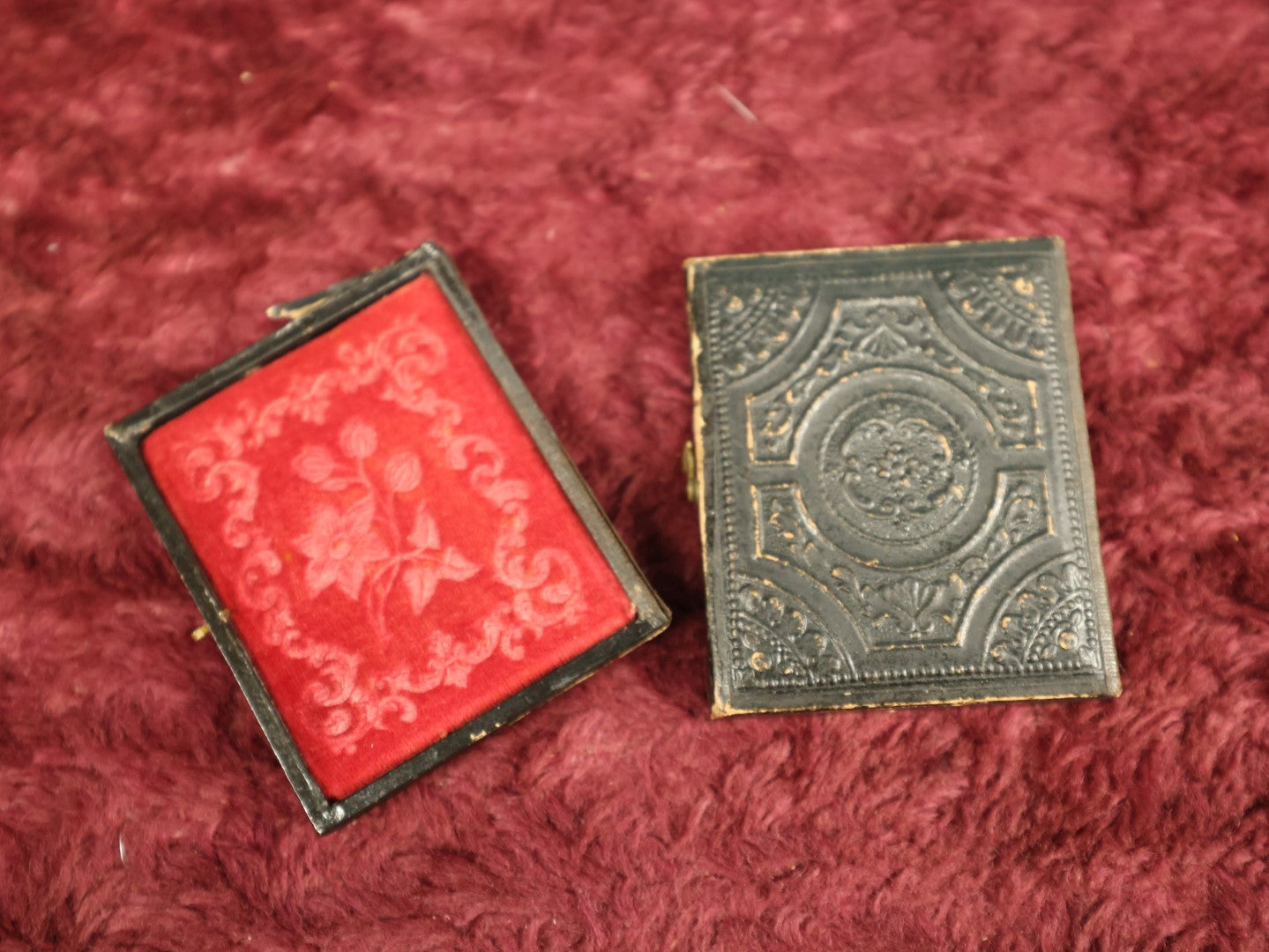 Lot 036 - Antique 1/9th Plate Ruby Ambrotype Photograph With Patriotic, Civil War Brass Mat With Eagle Carrying Flag, Drum, Canon, Rifle, Sword, Photo Of Man With Bowtie, Full Split Case