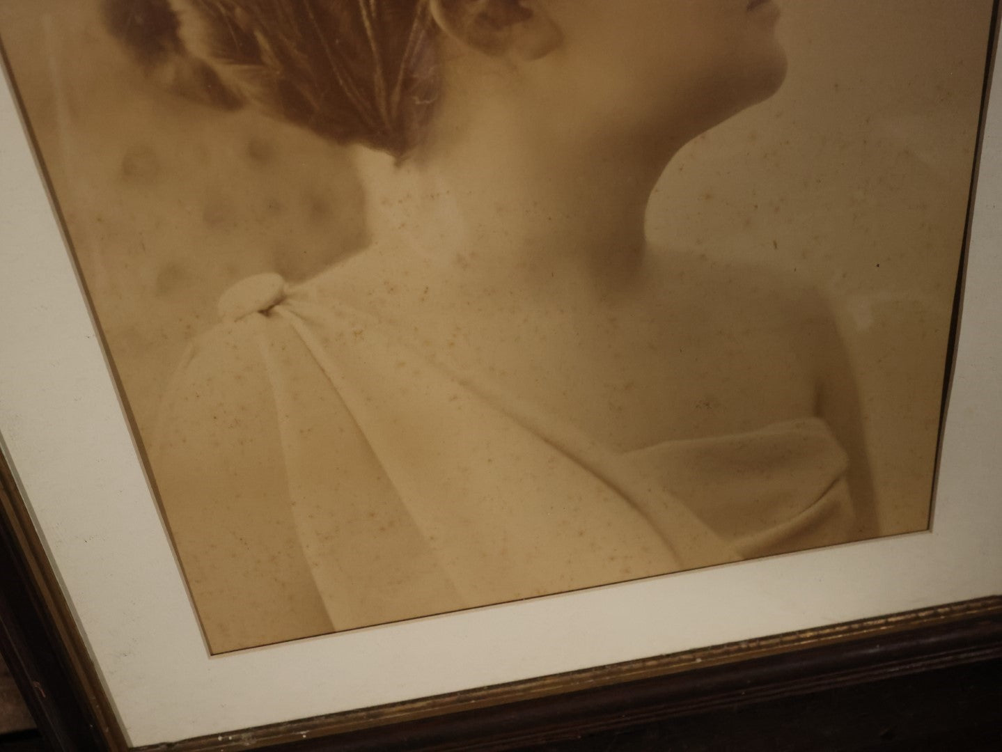 Antique Large Size Framed Photograph Of An Attractive Woman In White Gown, Toga, Similar In Style To Tobacco Cards