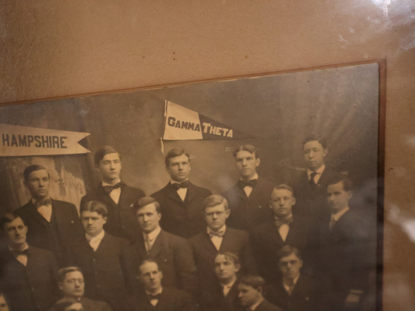 Antique Framed Gamma Theta Fraternity Photo With New Hampshire Pennant, 21 Men In Photo