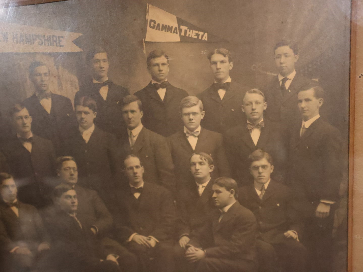 Antique Framed Gamma Theta Fraternity Photo With New Hampshire Pennant, 21 Men In Photo