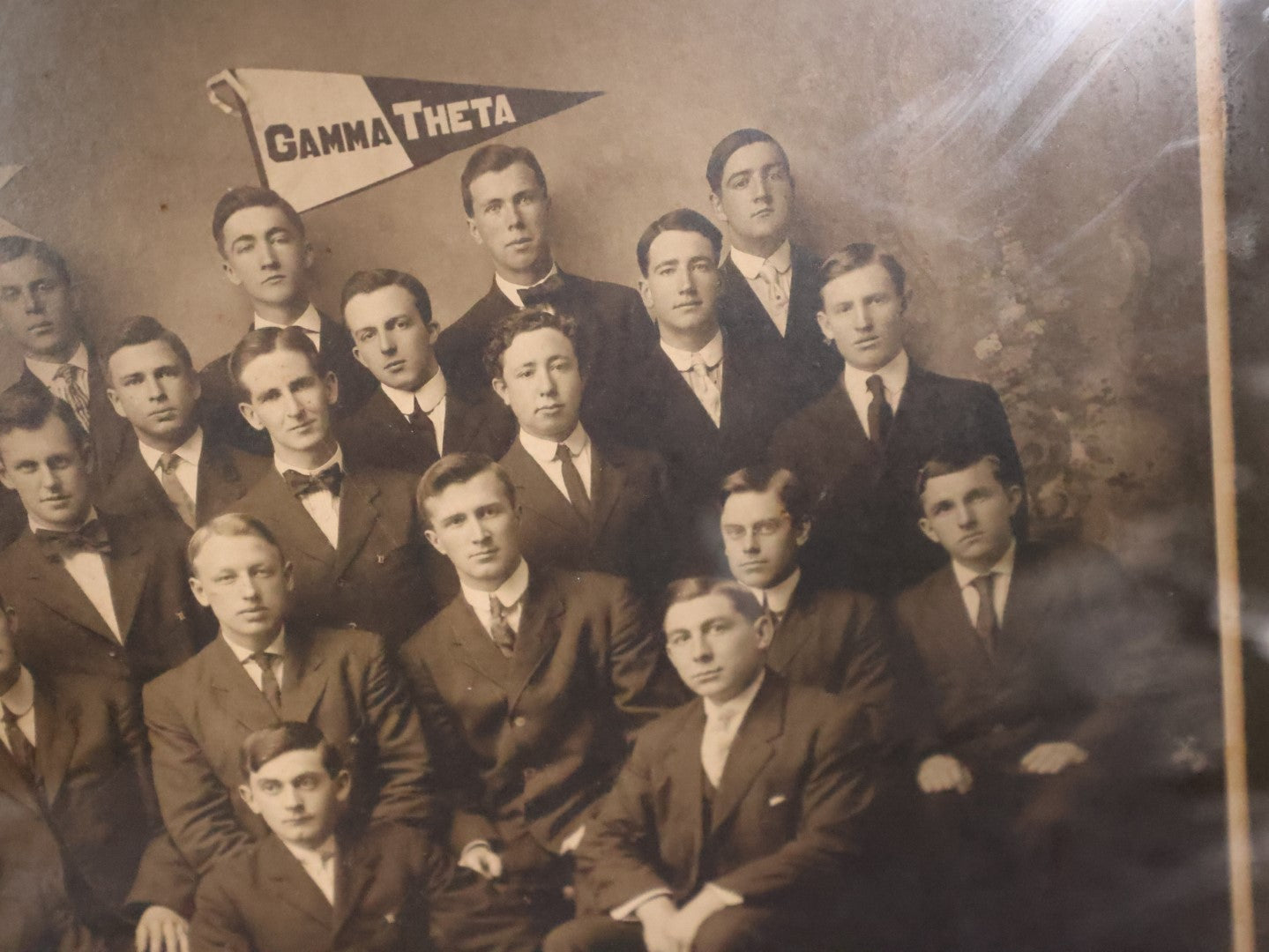 Antique Framed Gamma Theta Fraternity Photo With New Hampshire Pennant, 27 Men In Photo