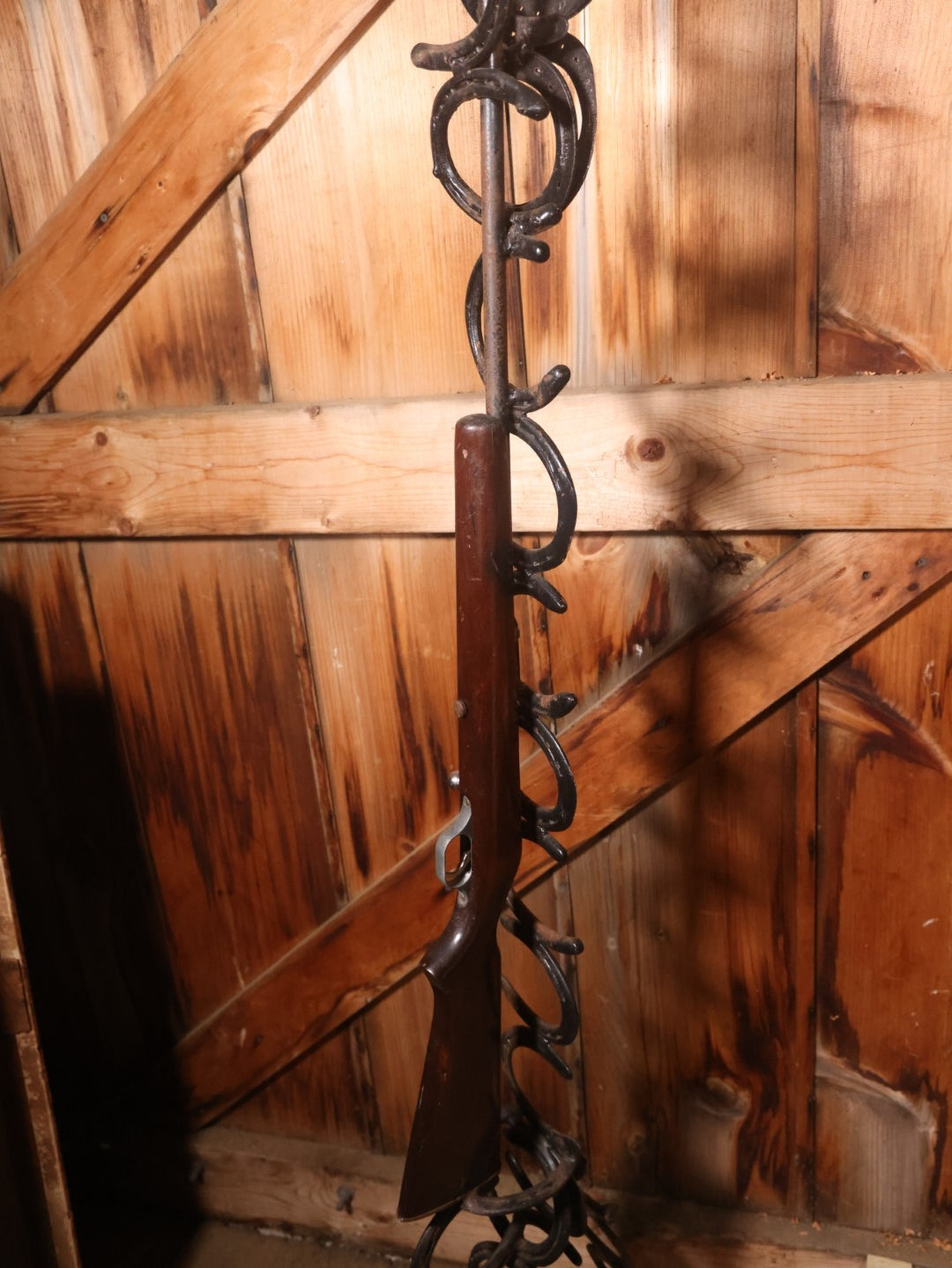 Vintage Western Folk Art Sculpture, Welded Horseshoes And Antique Rifle, Coat Stand Or Lamp, Likely Unfinished