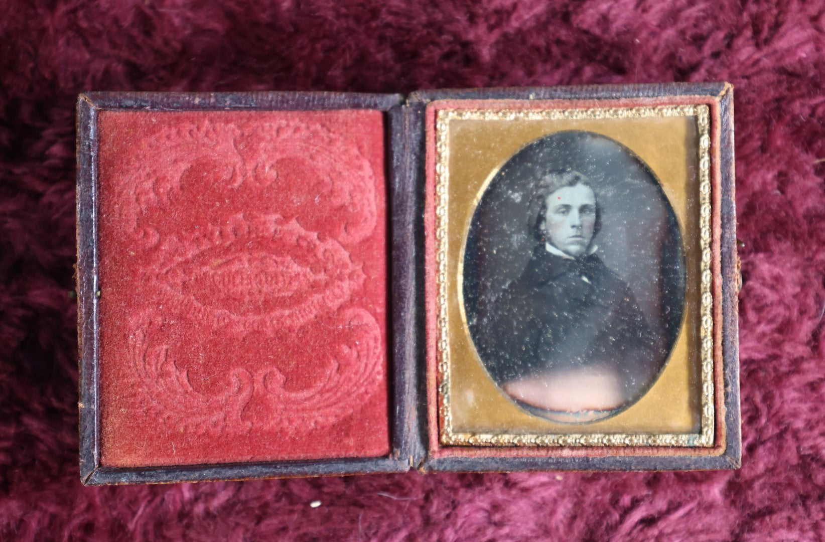 Lot 041 - Antique 9Th Plate Daguerreotype Photograph Of Young Man In Full Leatherette Case, Photrographer Marked Pillow