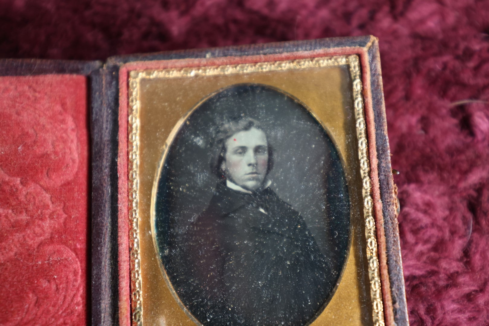 Lot 041 - Antique 9Th Plate Daguerreotype Photograph Of Young Man In Full Leatherette Case, Photrographer Marked Pillow