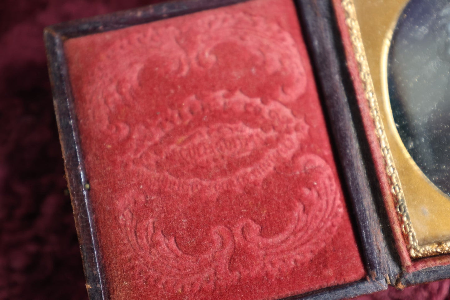 Lot 041 - Antique 9Th Plate Daguerreotype Photograph Of Young Man In Full Leatherette Case, Photrographer Marked Pillow