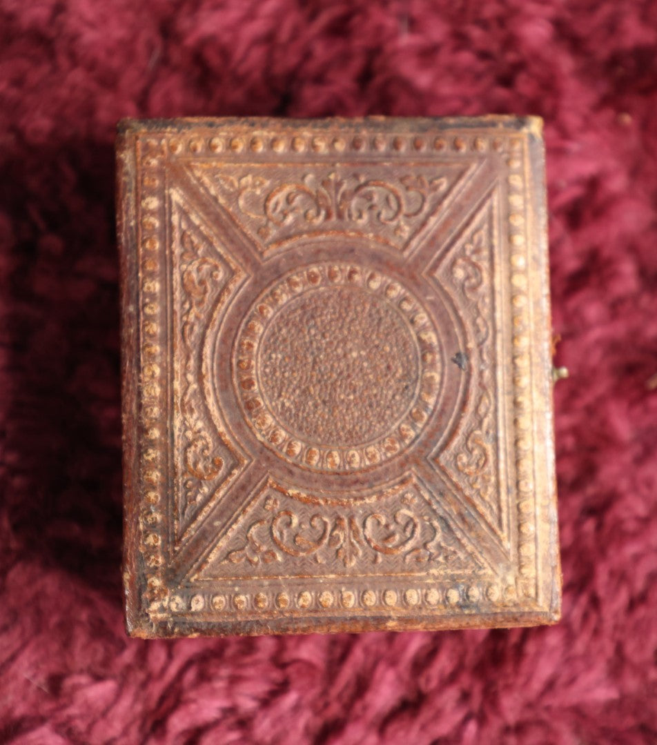 Lot 041 - Antique 9Th Plate Daguerreotype Photograph Of Young Man In Full Leatherette Case, Photrographer Marked Pillow