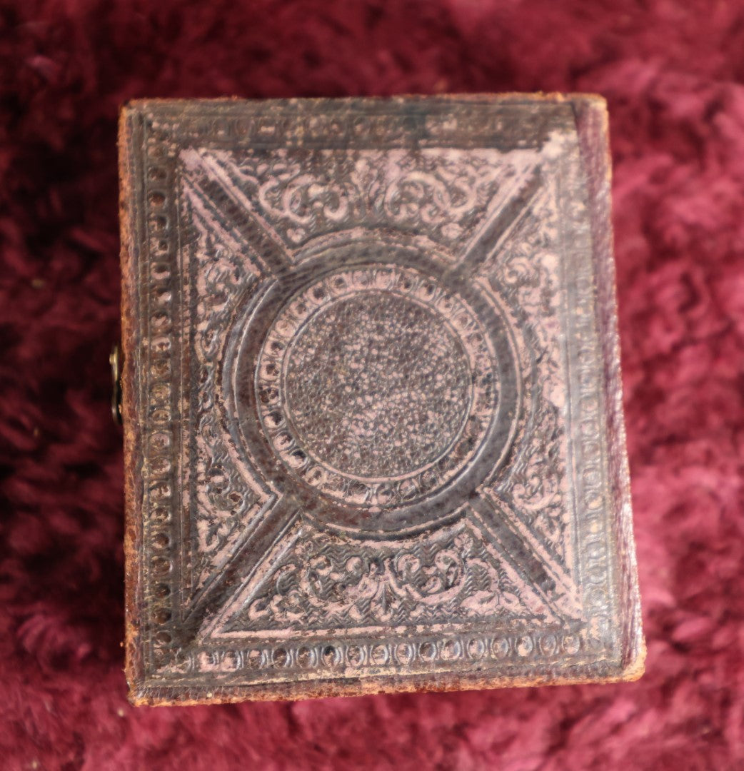 Lot 041 - Antique 9Th Plate Daguerreotype Photograph Of Young Man In Full Leatherette Case, Photrographer Marked Pillow