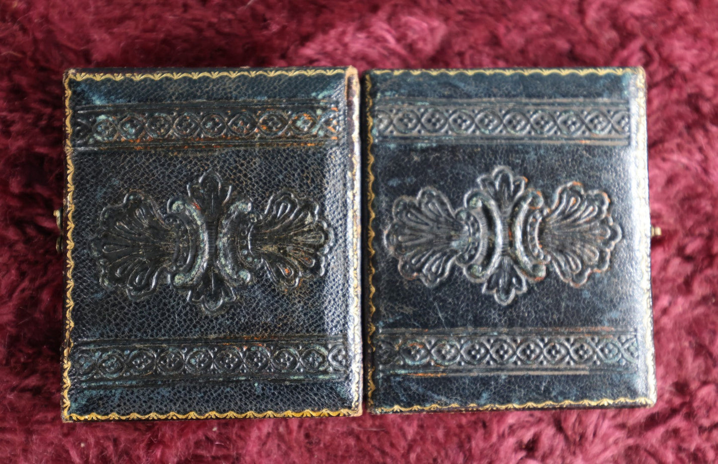 Lot 042 - Antique 9Th Plate Ruby Ambrotype Photograph Of Young Man, Large Bowtie, Hand On Chest, In Full Leatherette Case With Beautiful Green Pillow