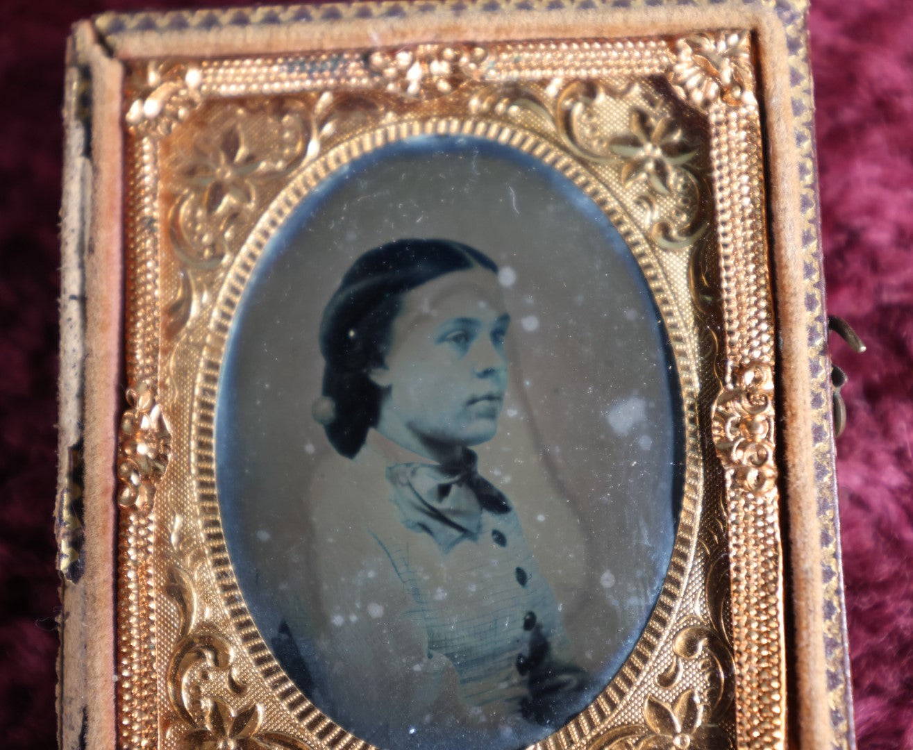 Lot 043 - Antique 9Th Plate Ambrotype Photo Of Young Woman In Partial Profile In Half Leatherette Case