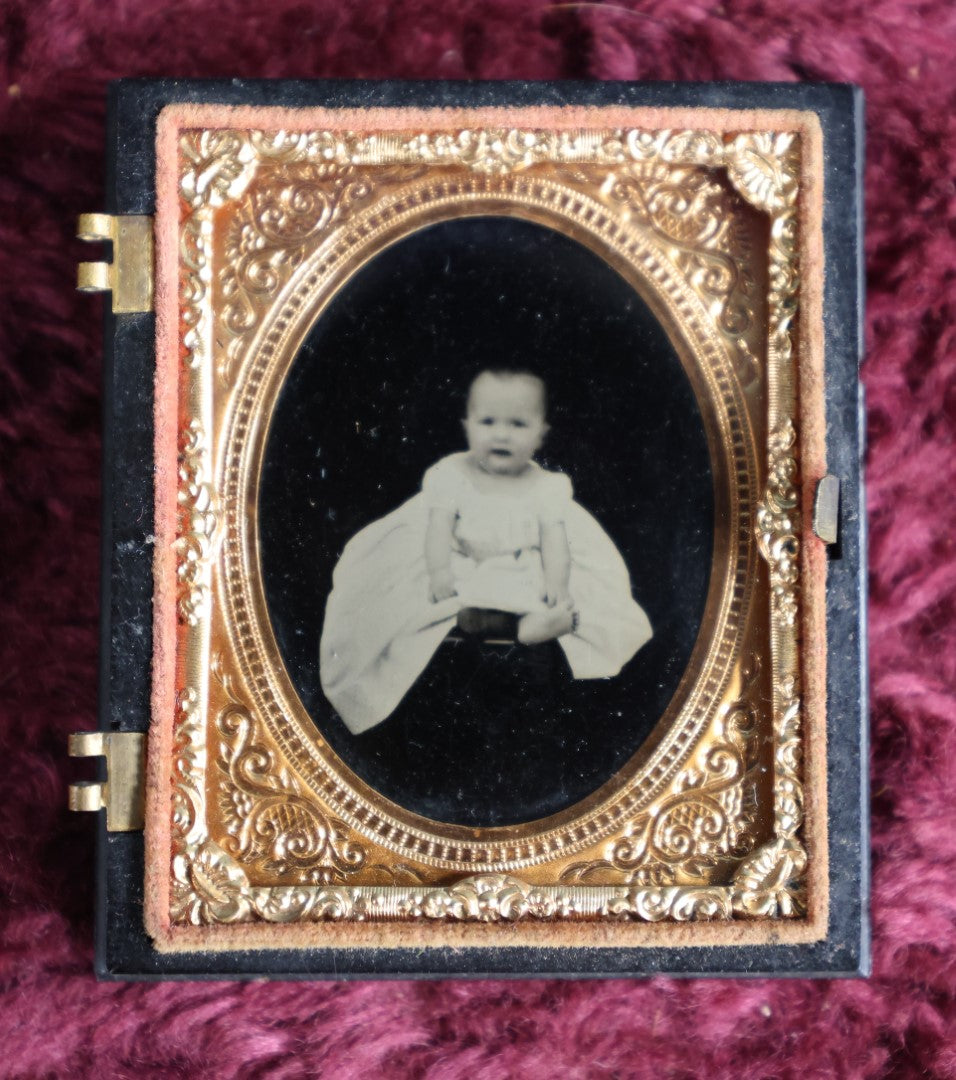 Lot 047 - Antique 9Th Plate Blacked Out Background Photo Of Baby In Half Thermoplastic Case With Birds In Fountain