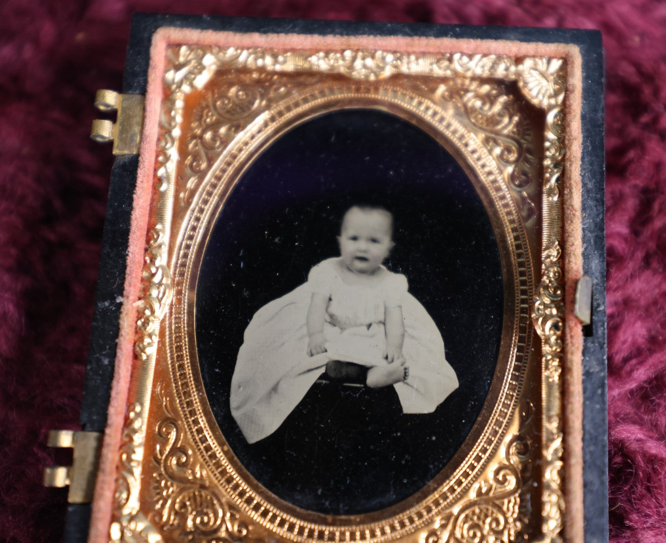 Lot 047 - Antique 9Th Plate Blacked Out Background Photo Of Baby In Half Thermoplastic Case With Birds In Fountain