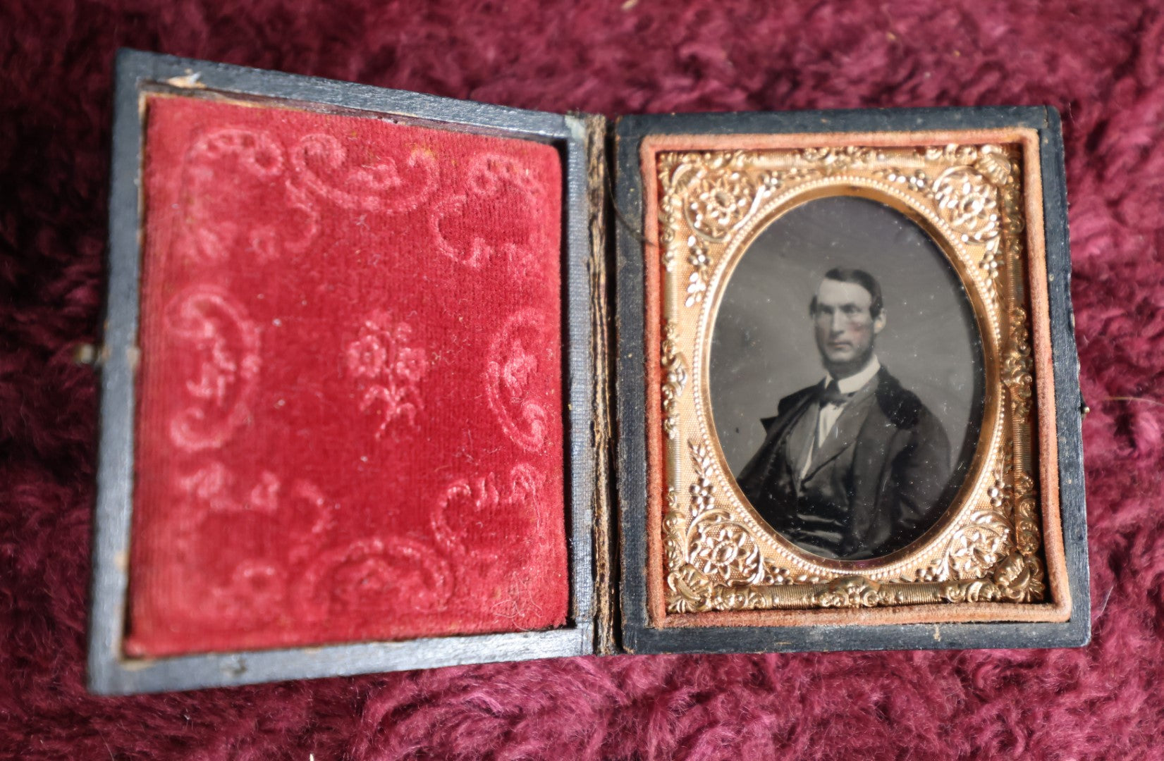 Lot 048 - Antique 9Th Plate Tintype Photograph Of Man With Tinted Cheeks, In Full Leatherette Case