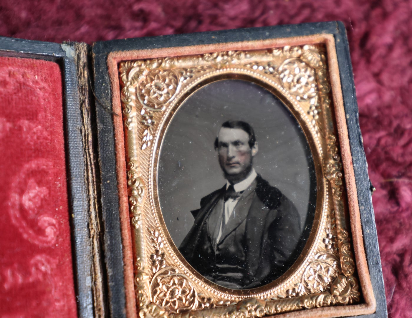 Lot 048 - Antique 9Th Plate Tintype Photograph Of Man With Tinted Cheeks, In Full Leatherette Case