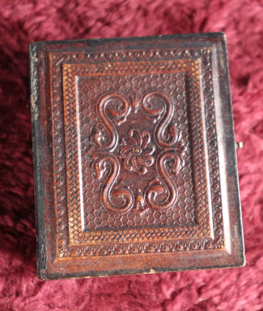 Lot 048 - Antique 9Th Plate Tintype Photograph Of Man With Tinted Cheeks, In Full Leatherette Case