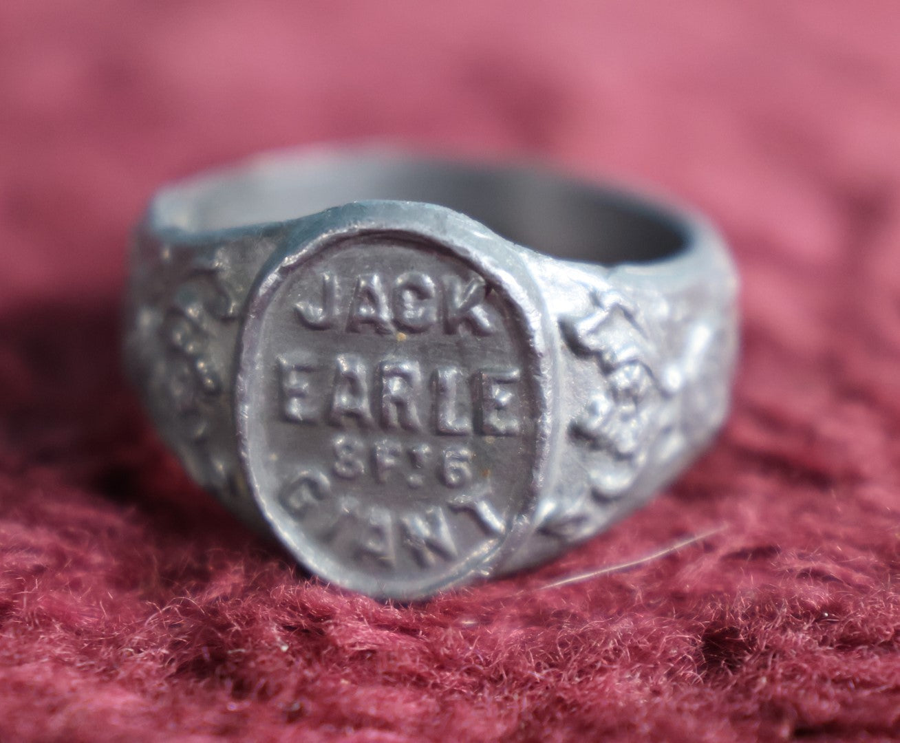 Lot 061 - Vintage Side Show Novelty Gift Ring From Jack Earle, The 8Ft-6Inch Giant