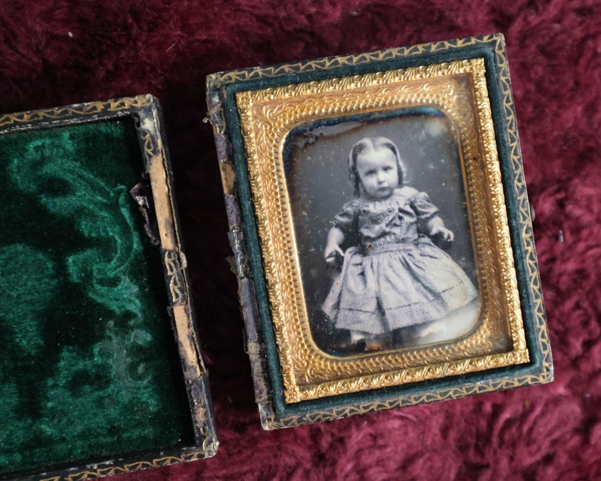 Lot 159 - 1/9Th Plate Daguerreotype Of Baby Girl With Blonde Hair, Dress, Split Leatherette Union Case With Green Pillow