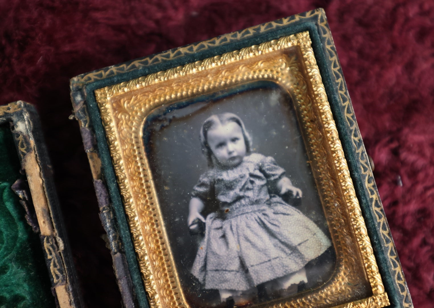 Lot 159 - 1/9Th Plate Daguerreotype Of Baby Girl With Blonde Hair, Dress, Split Leatherette Union Case With Green Pillow