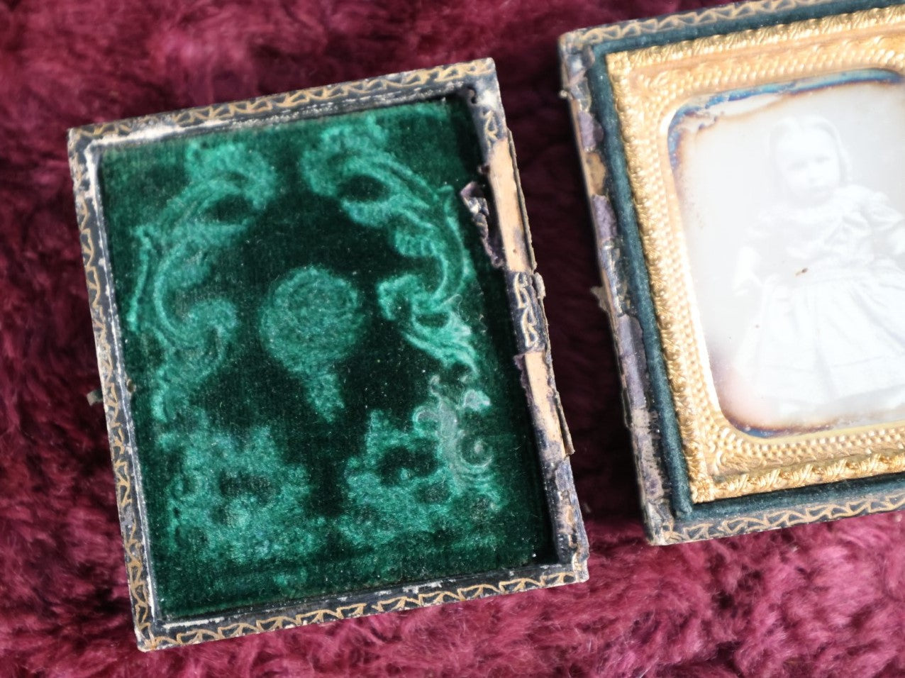 Lot 159 - 1/9Th Plate Daguerreotype Of Baby Girl With Blonde Hair, Dress, Split Leatherette Union Case With Green Pillow