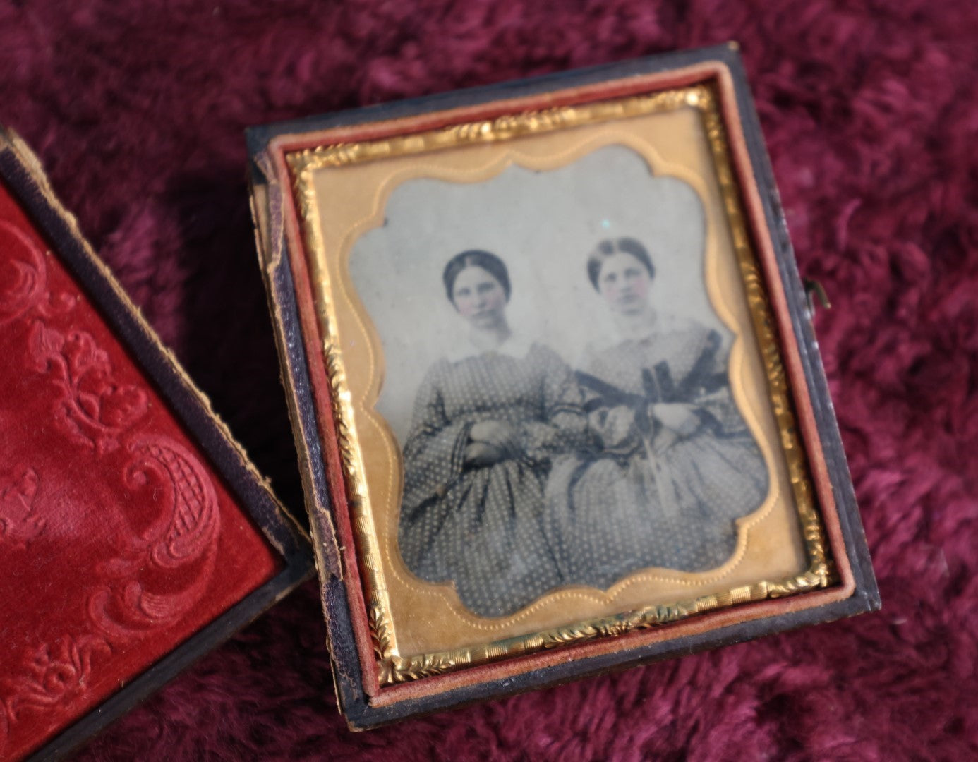 Lot 123 - 1/6Th Plate Ambrotype Of Two Women, Possible Sisters, In Split Union Case