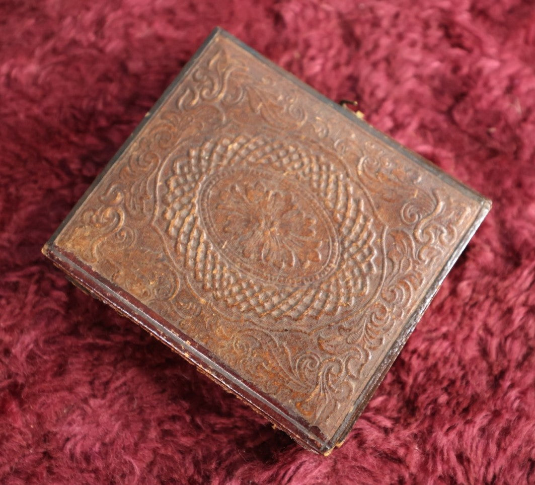 Lot 123 - 1/6Th Plate Ambrotype Of Two Women, Possible Sisters, In Split Union Case