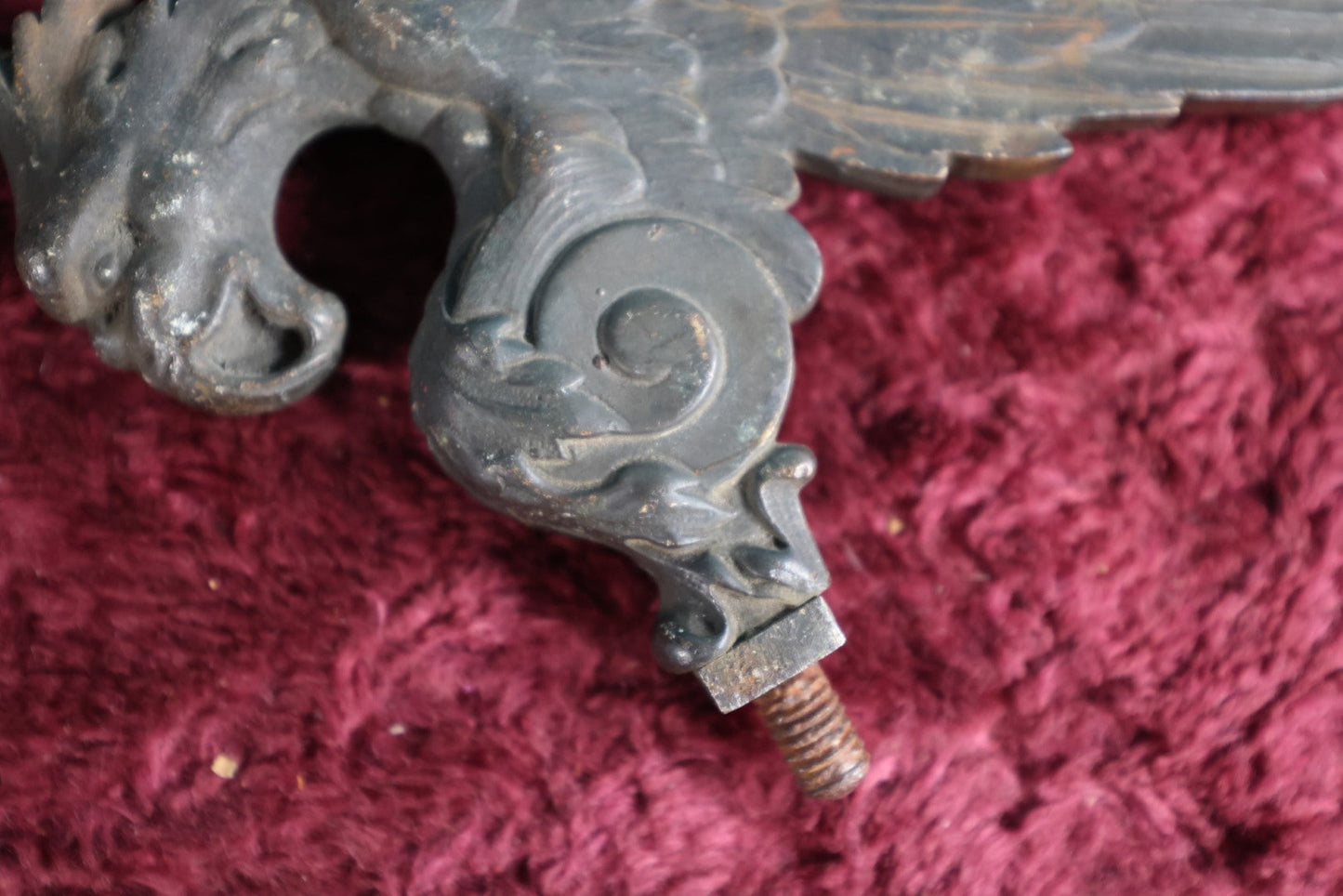 Lot 032 - Antique Cast Iron Gargoyle Or Parrot Threaded Lamp Finial