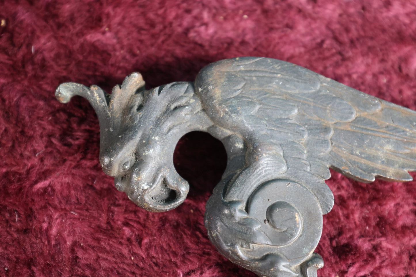 Lot 032 - Antique Cast Iron Gargoyle Or Parrot Threaded Lamp Finial