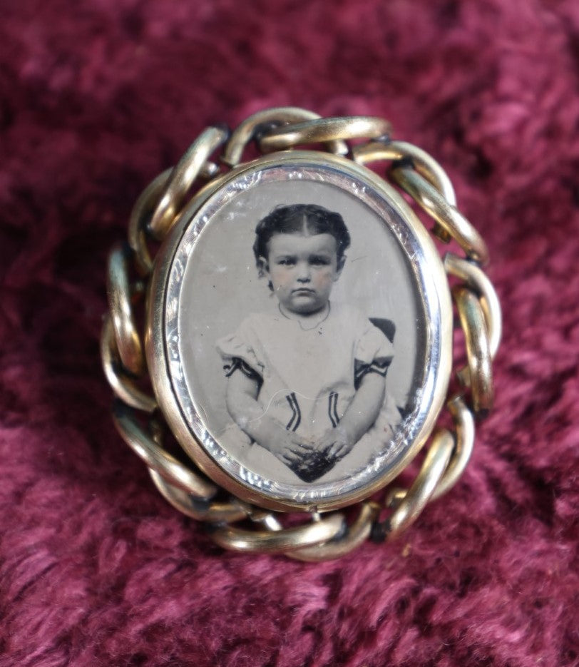 Lot 041 - Antique Tintype Brooch With Photo Of Small Child Behind Glass, Spinning Brooch, No Hair, But Probably Had Hair Originall, Pinback