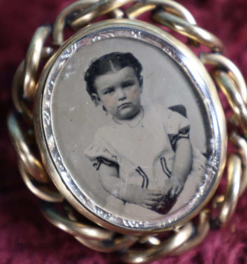 Lot 041 - Antique Tintype Brooch With Photo Of Small Child Behind Glass, Spinning Brooch, No Hair, But Probably Had Hair Originall, Pinback