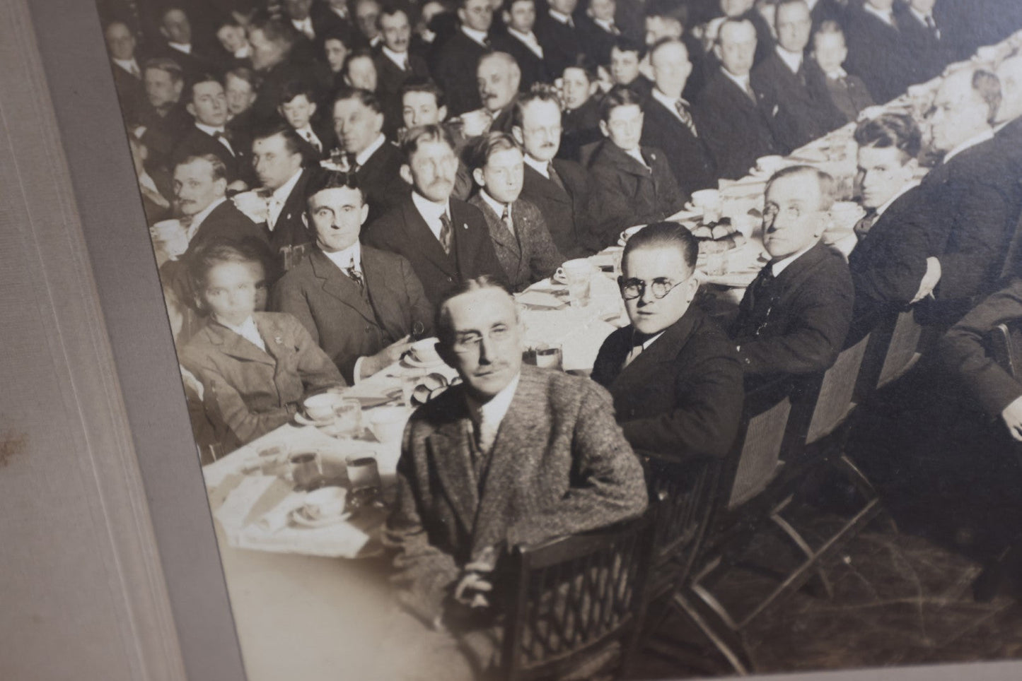 Lot 081 - Antique Boarded Group Photo Of Many Men, Young Boys, Flag In Background