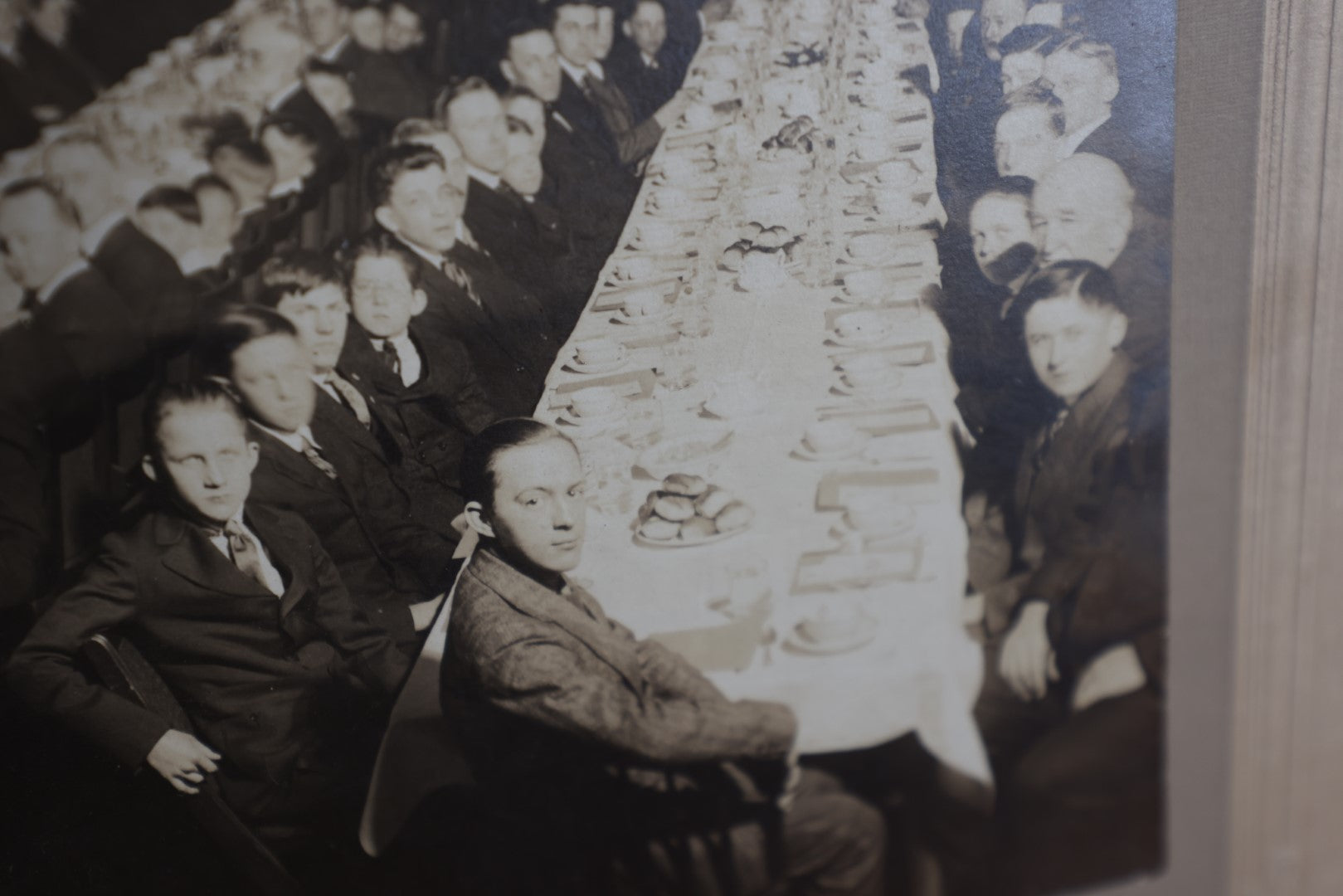 Lot 081 - Antique Boarded Group Photo Of Many Men, Young Boys, Flag In Background