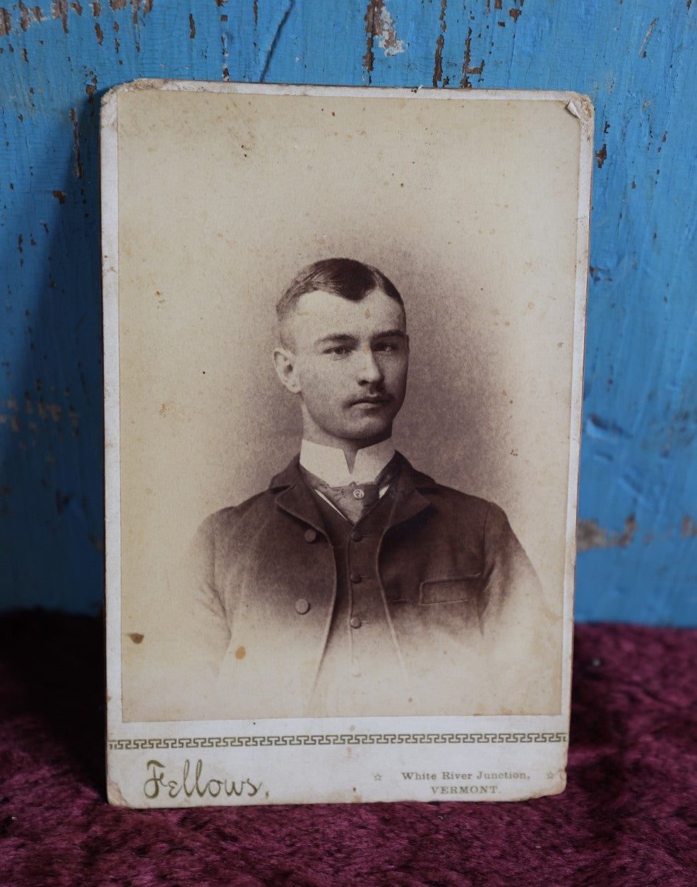 Lot 090 - Antique Cabinet Card Photograph Of Young Man With Tie Tack With "E" - Fellows Photographers, White River Junction, Vermont