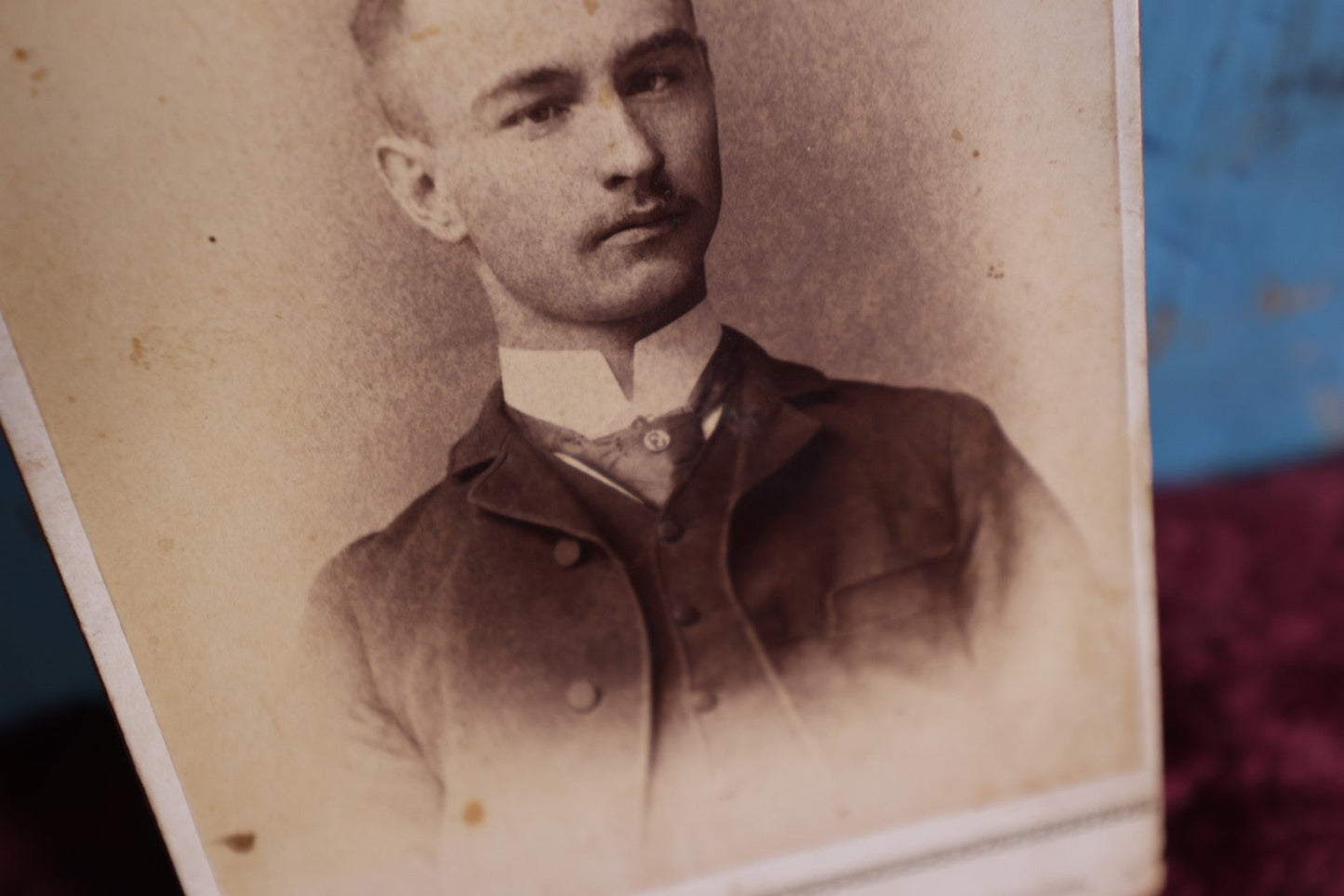 Lot 090 - Antique Cabinet Card Photograph Of Young Man With Tie Tack With "E" - Fellows Photographers, White River Junction, Vermont