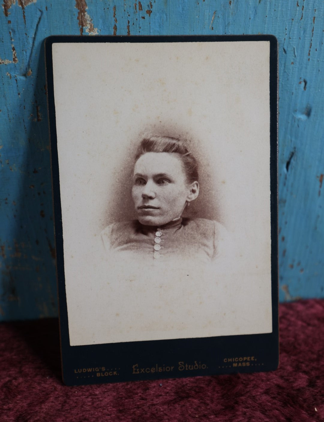 Lot 092 - Antique Cabinet Card Photo Of Woman With Little To No Neck, Photographed By Excelsior Studio, Ludwigs Block, Chicopee, Massachusetts