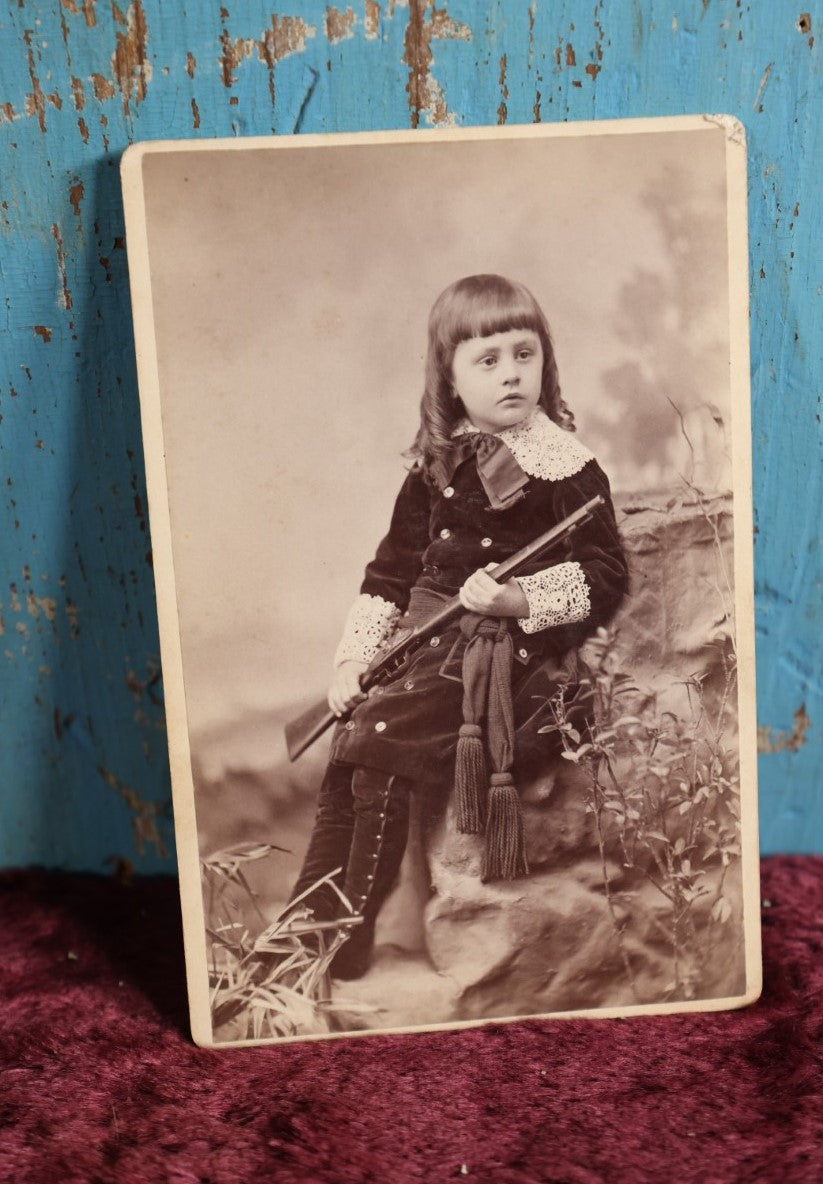 Lot 093 - Antique Midwestern Cabinet Card Photo Of Young Girl Holding Rifle, Photographed By Shelton Portrairs, St Louis, Missouri