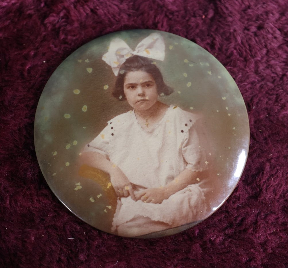 Lot 101 - Antique Colored Photo Button Of Little Girl With Large Pink Bow