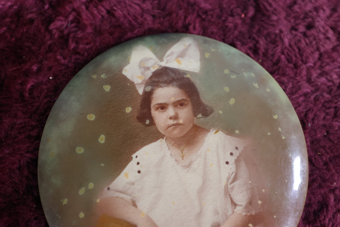 Lot 101 - Antique Colored Photo Button Of Little Girl With Large Pink Bow