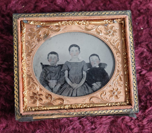 Lot 130 - Antique Tintype Of Three Small Children, Siblings, In Half Leatherette Case, 1/6Th Plate