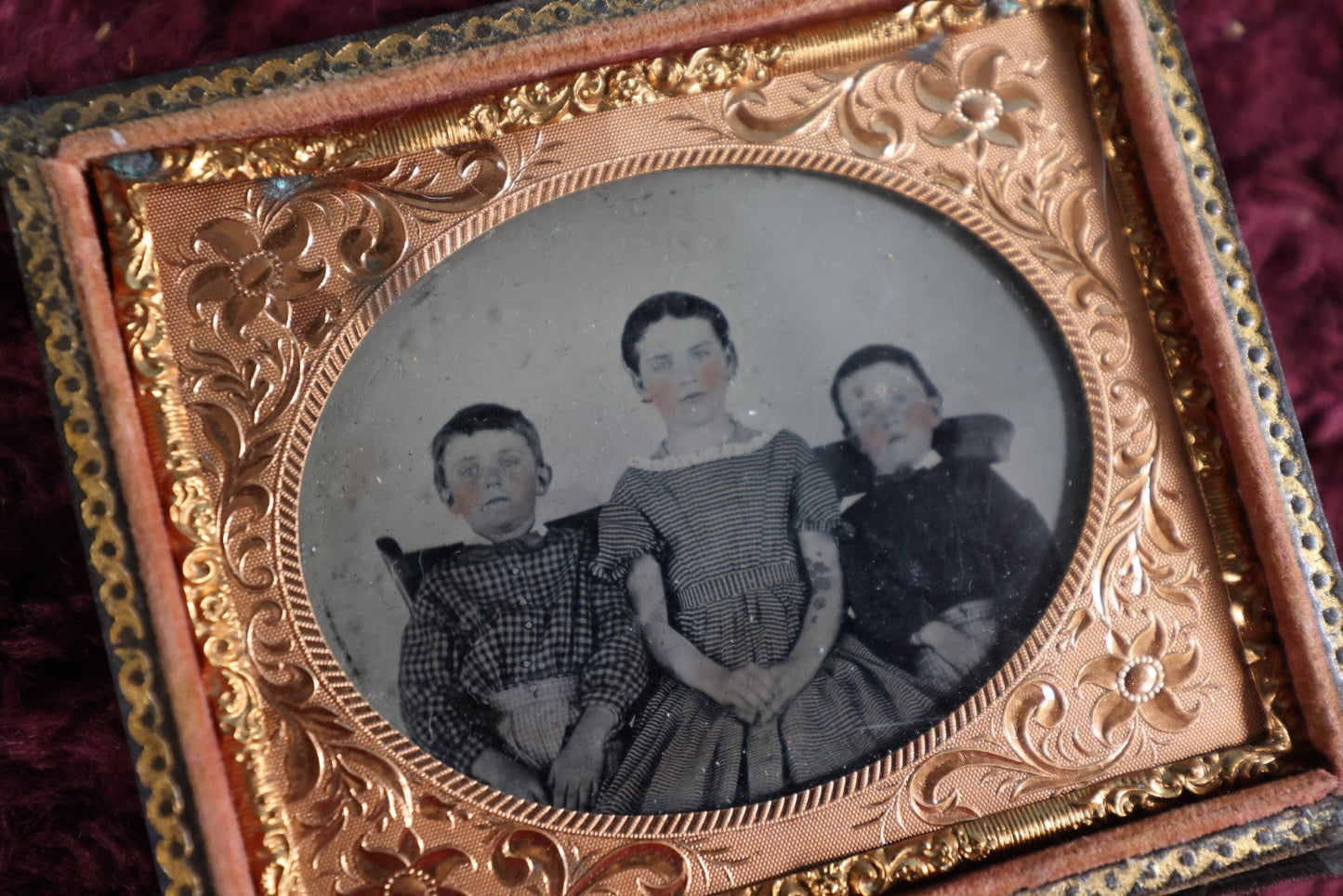 Lot 130 - Antique Tintype Of Three Small Children, Siblings, In Half Leatherette Case, 1/6Th Plate