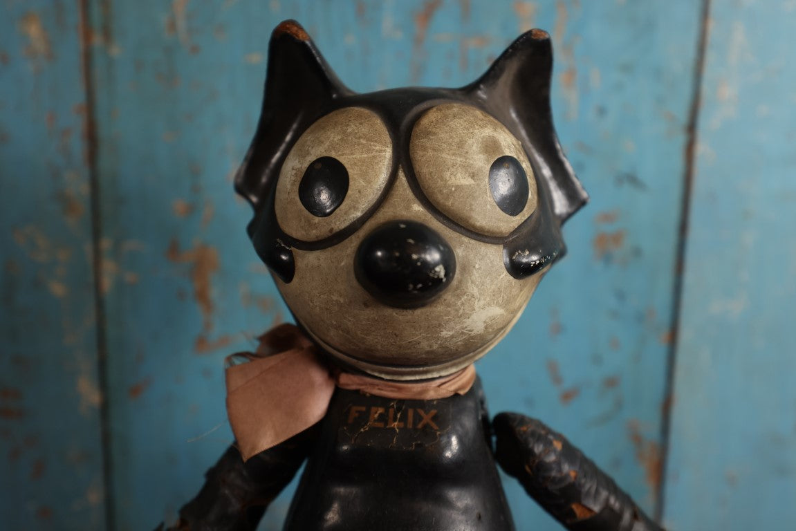 Lot 001 - Antique Felix The Cat Composition Figure With Jointed Arms, Copyright 1924 By Pat Sullivan