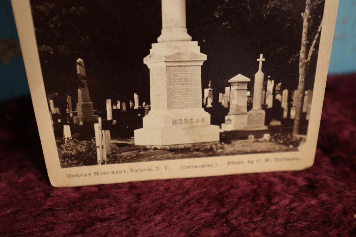 Lot 073 - Antique Cabinet Card Photograph Of Cemetery, Morgan Monument, Batavia, New York, Photo By C.W. Tallman, Monument To William Morgan, Who Was Presumed Murdered By Freemasons