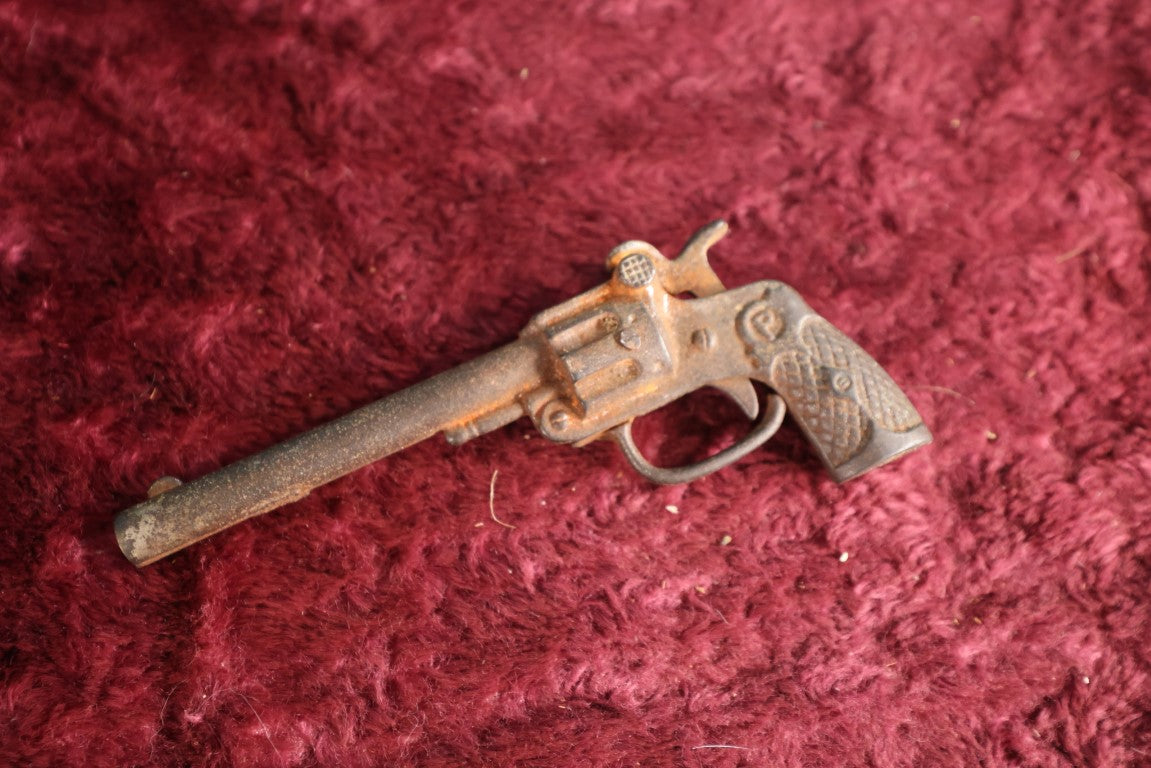 Lot 113 - Vintage Cast Iron Cap Gun, "P' Mark