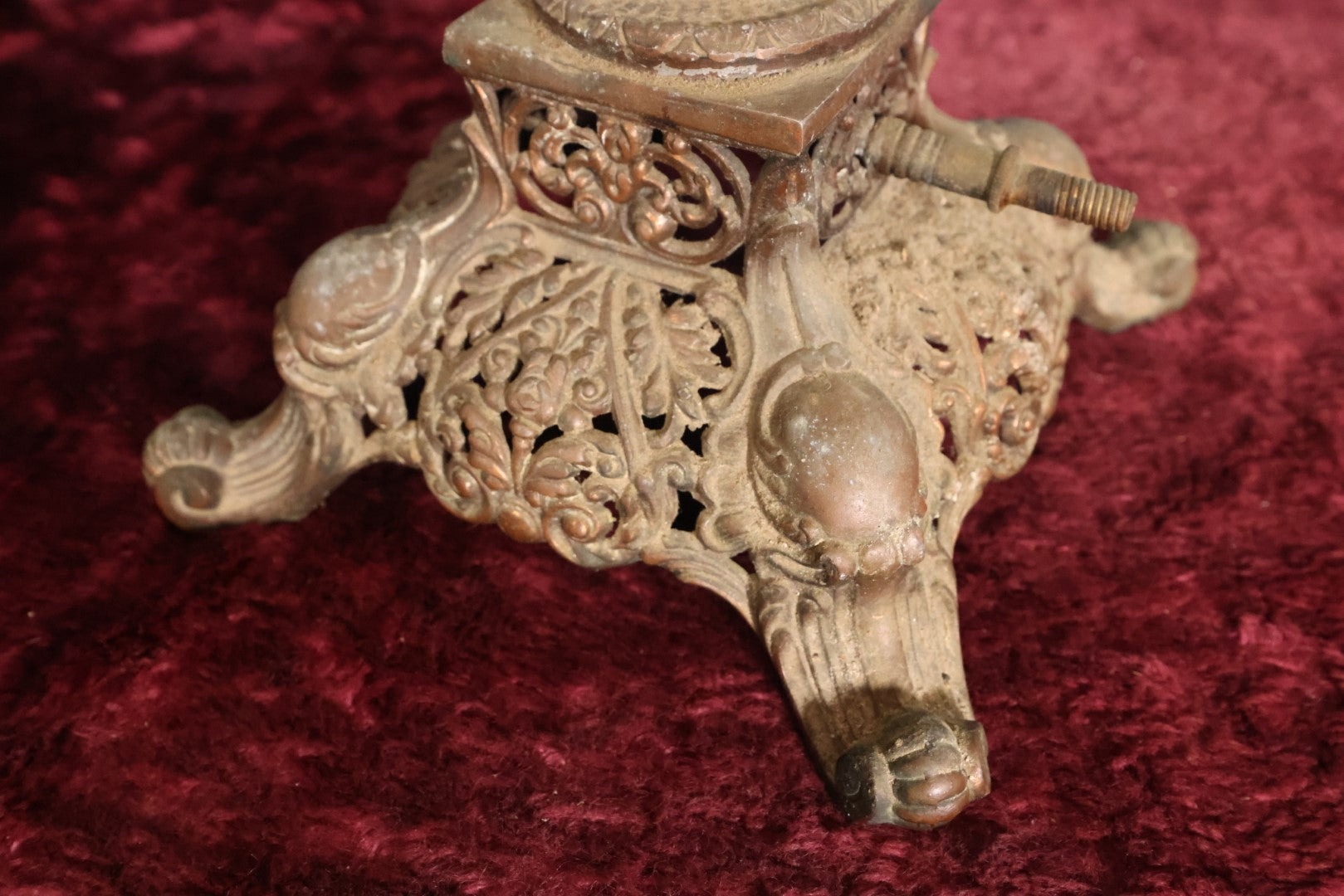 Lot 073 - Antique Pot Metal Figural Cupid Gas Fixture Ornate Lamp, Decorative Only, No Shade