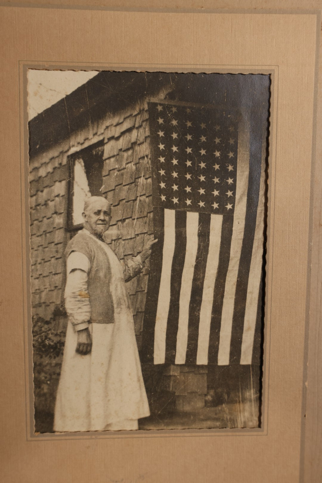 Lot 158 - Antique Mounted Photo Of Old Woman Proudly Showing 48 Star Flag