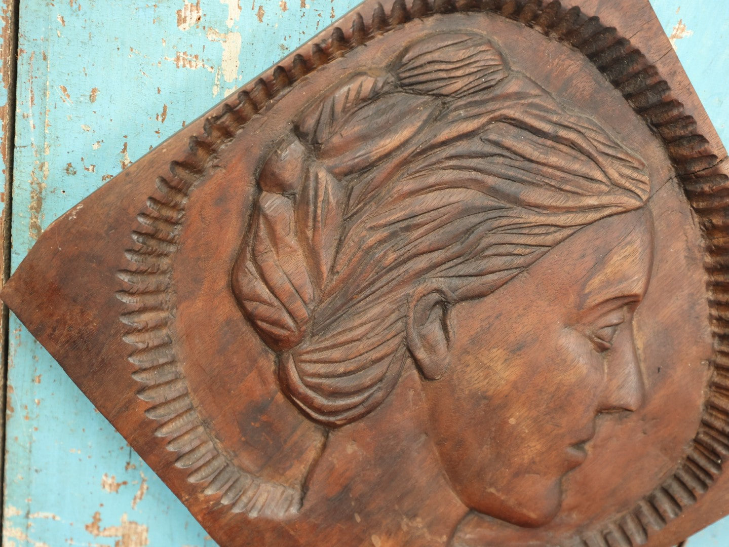 Lot 041 - Antique Folk Art Carved Wood Woman In Profile Wall Hanger Artwork