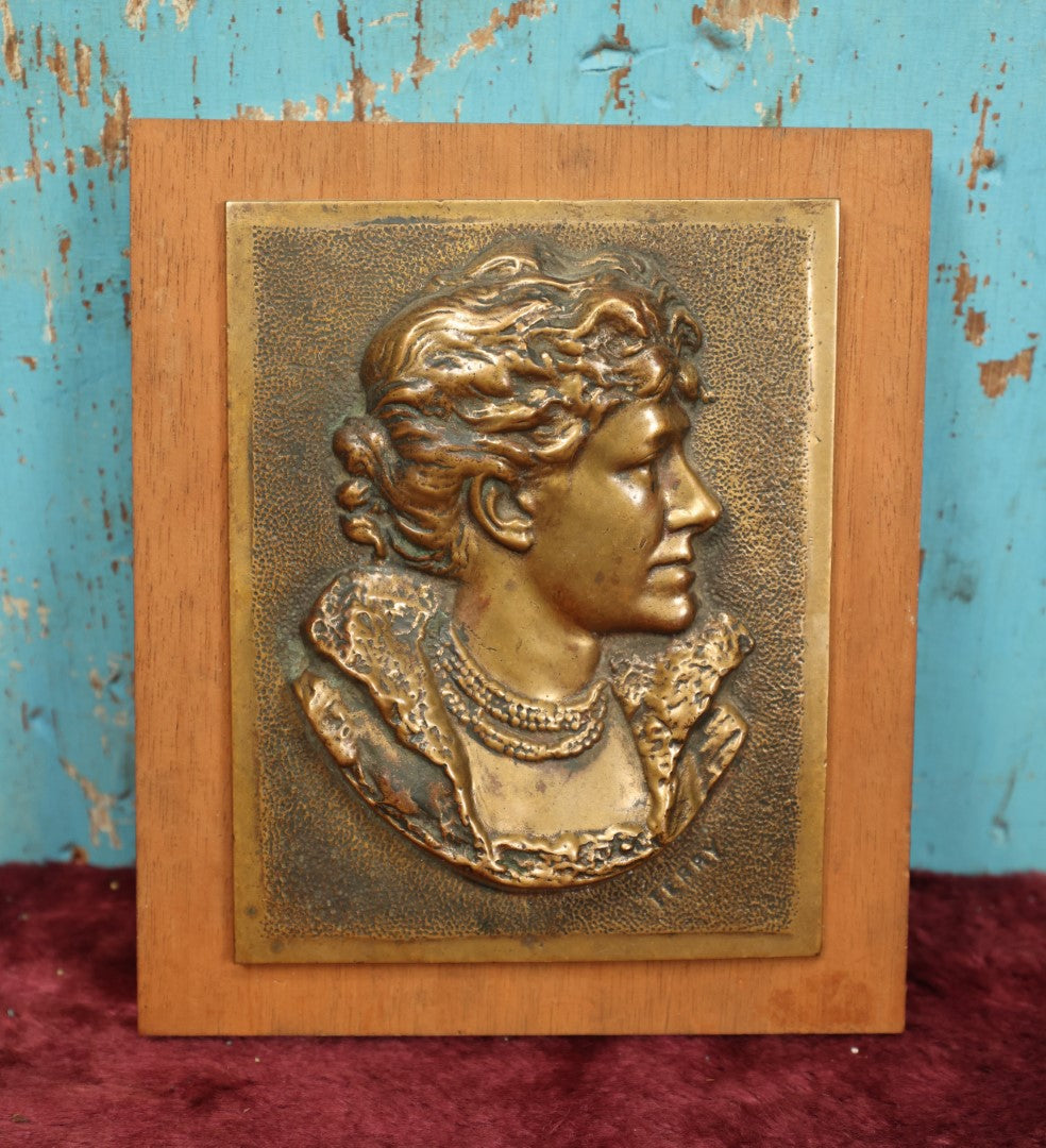 Lot 055 - Antique Cast Metal Plaque Mounted On Wood Depicting Dame Ellen Terry As "Beatrice" In Shakespeare's "Much Ado About Nothing"