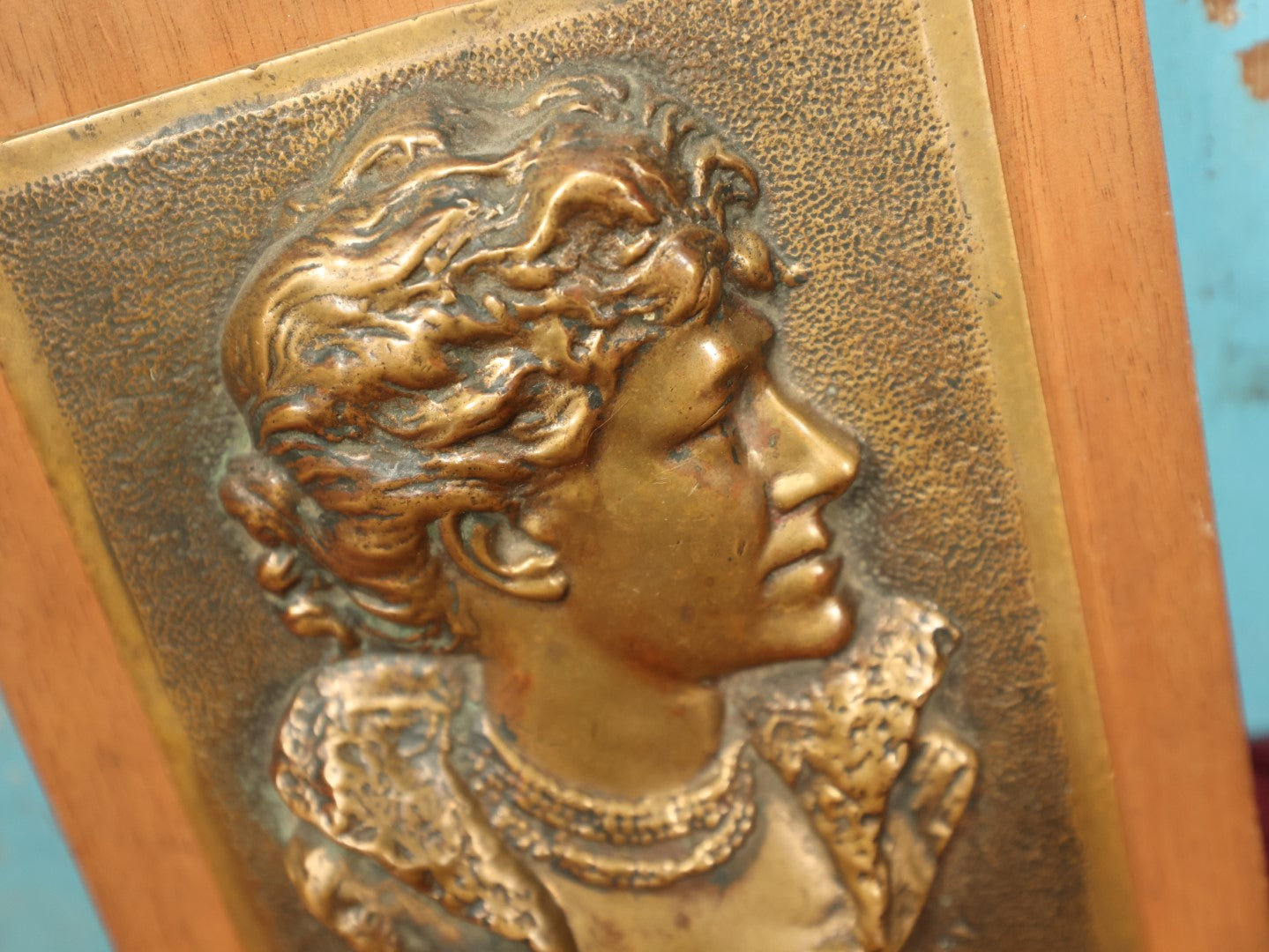 Lot 055 - Antique Cast Metal Plaque Mounted On Wood Depicting Dame Ellen Terry As "Beatrice" In Shakespeare's "Much Ado About Nothing"