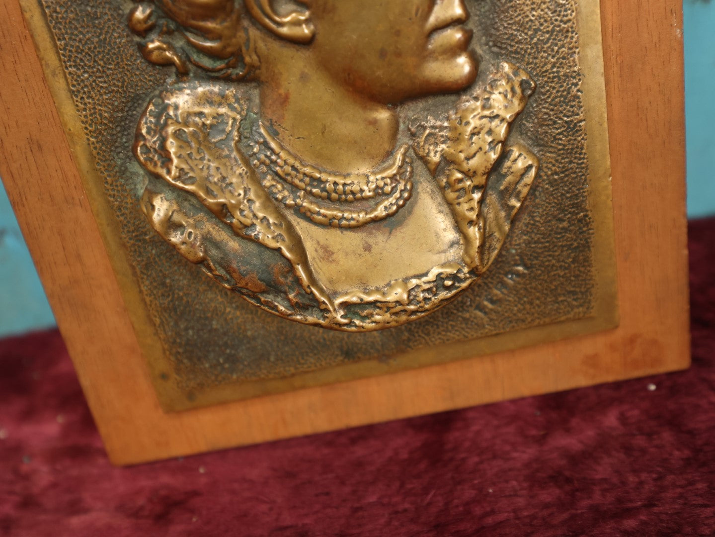 Lot 055 - Antique Cast Metal Plaque Mounted On Wood Depicting Dame Ellen Terry As "Beatrice" In Shakespeare's "Much Ado About Nothing"