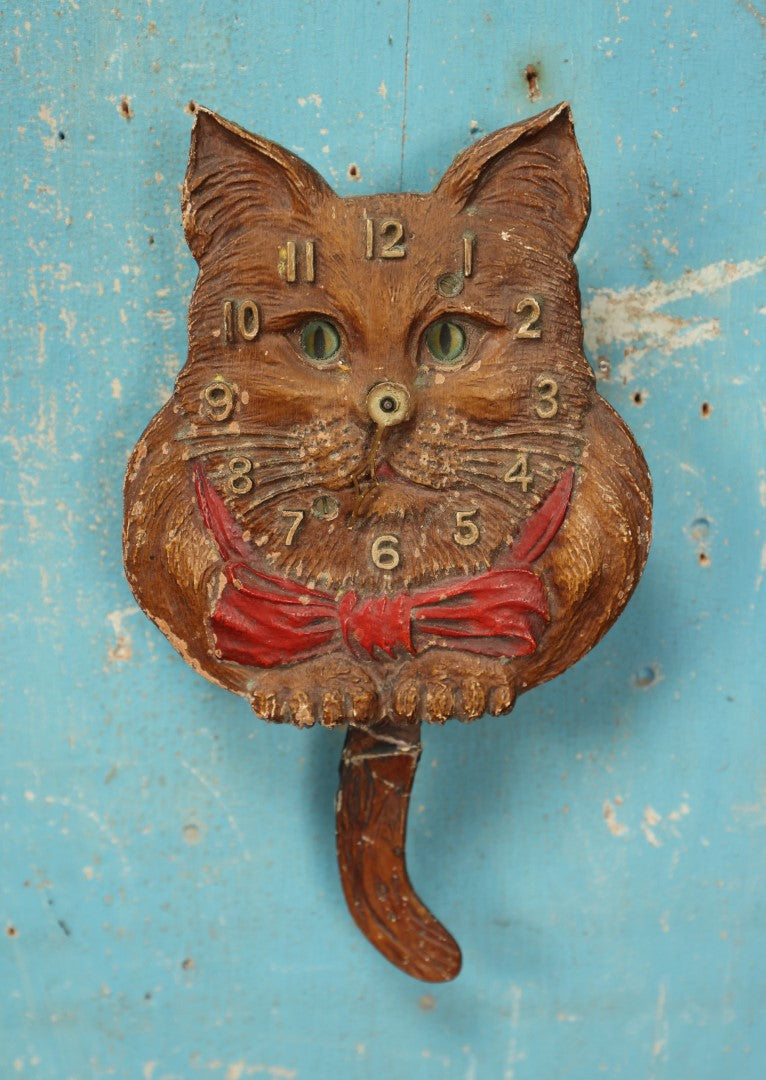 Lot 057 - Vintage Kit Kat Cat Pendulette Clock By Lux, Marked Lux Clock Mfg. Co. Inc., Waterbury Connecticut, D-09019, Pat. 1928296, No Key, Damage To Tail, Not Wound Or Tested