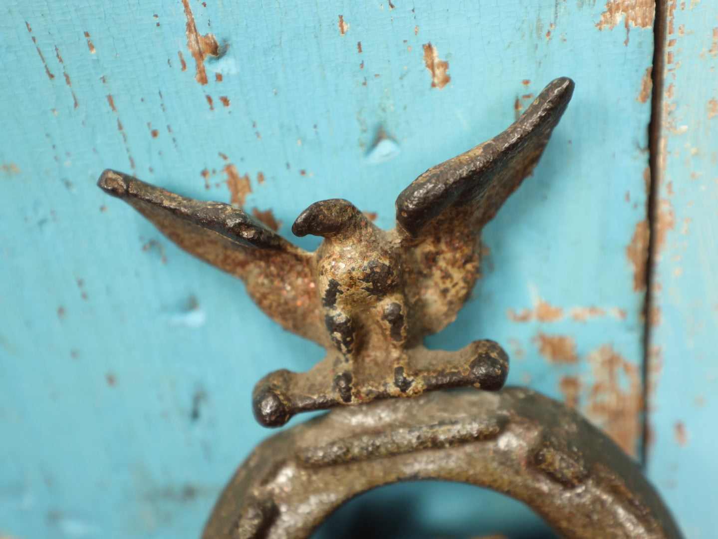 Lot 065 - Antique Cast Iron Good Luck Fraternal Handshake Horse Shoe With Eagle, Remnants Of Original Paint