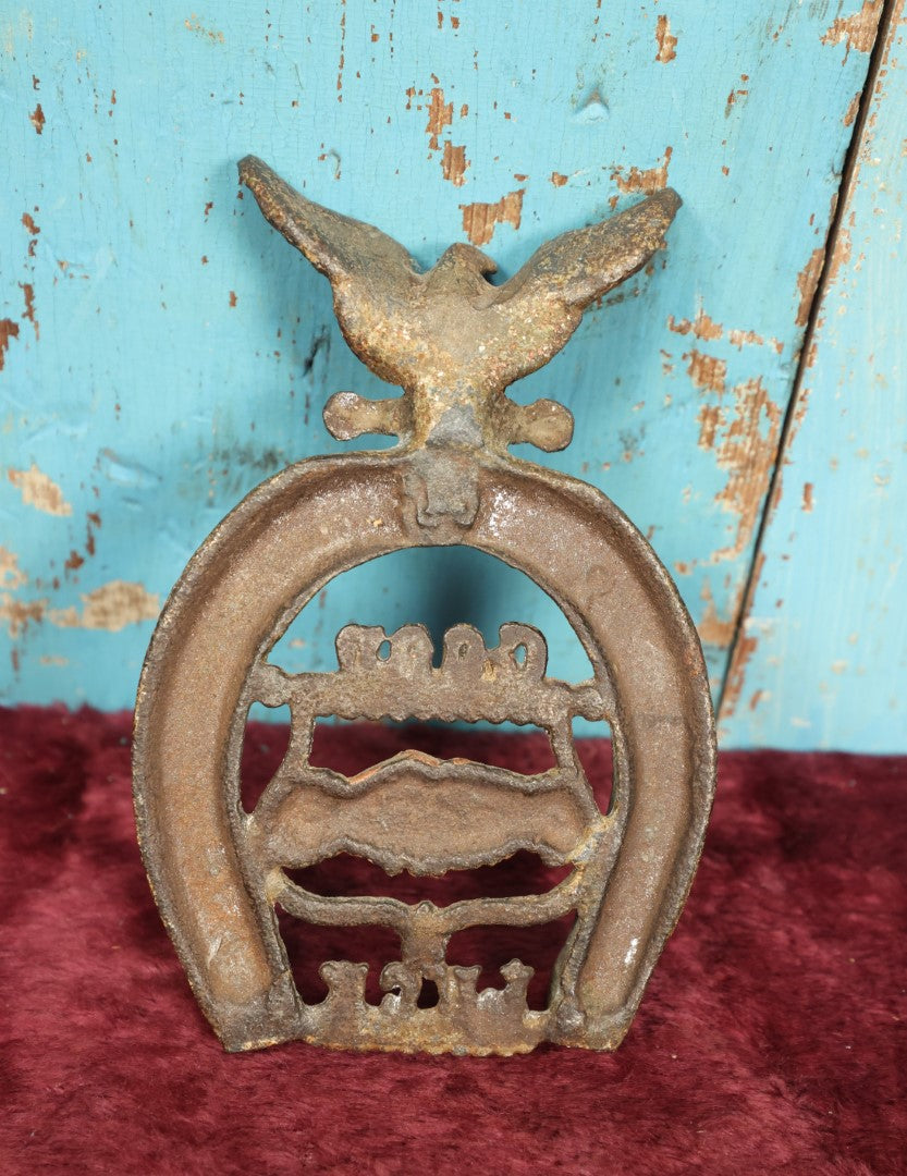 Lot 065 - Antique Cast Iron Good Luck Fraternal Handshake Horse Shoe With Eagle, Remnants Of Original Paint